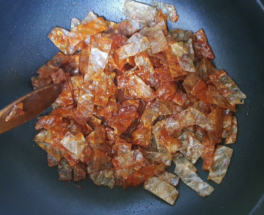 여기에 미리 준비해놓은 양념장과 올리고당 2T를 넣고 10초 정도만 볶아준 후 불을 바로 꺼주세요. 오래 볶으면 딱딱해질 수 있어요.