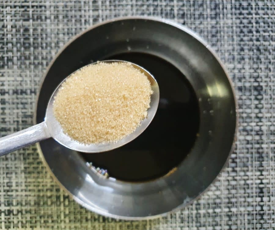 그릇에 진간장 8T, 설탕 4T, 술 3T, 물 200ml를 넣고 잘 저어줍니다.