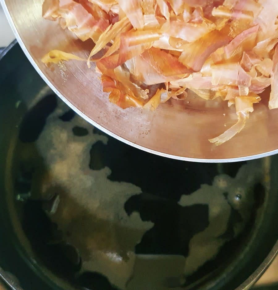 소스를 냄비에 넣고 팔팔 끓여주세요. 소스가 다 끓으면 불을 끈 후에 가쓰오부시 한주먹을 넣고 2~3분간 기다려 줍니다