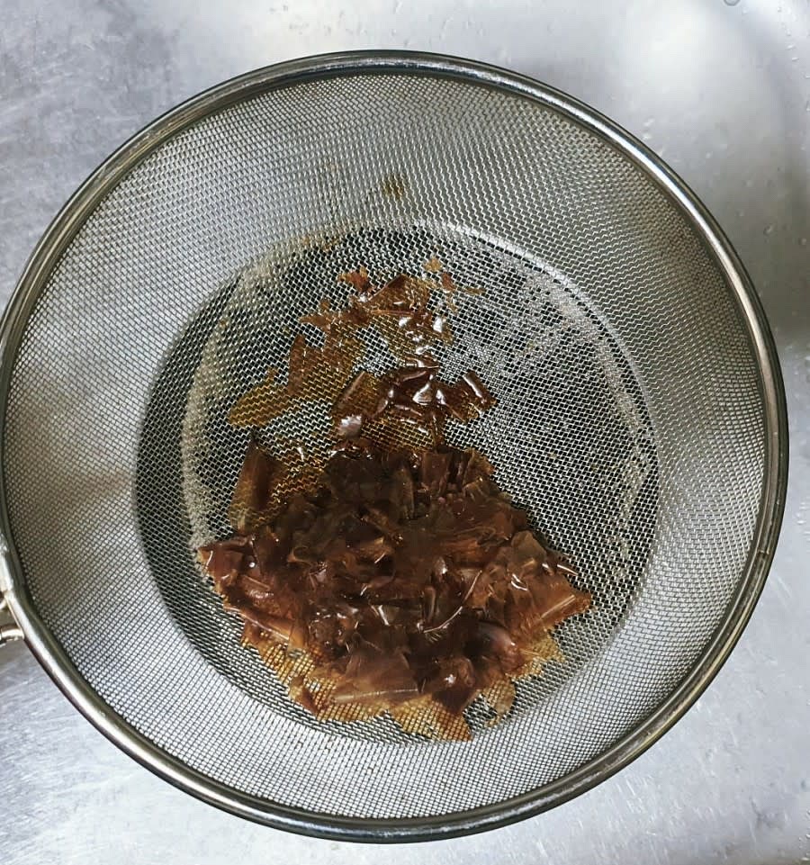 2~3분 후에 채반에 가쓰오부시를 건져내고 액채만 걸러내서 준비해 줍니다.