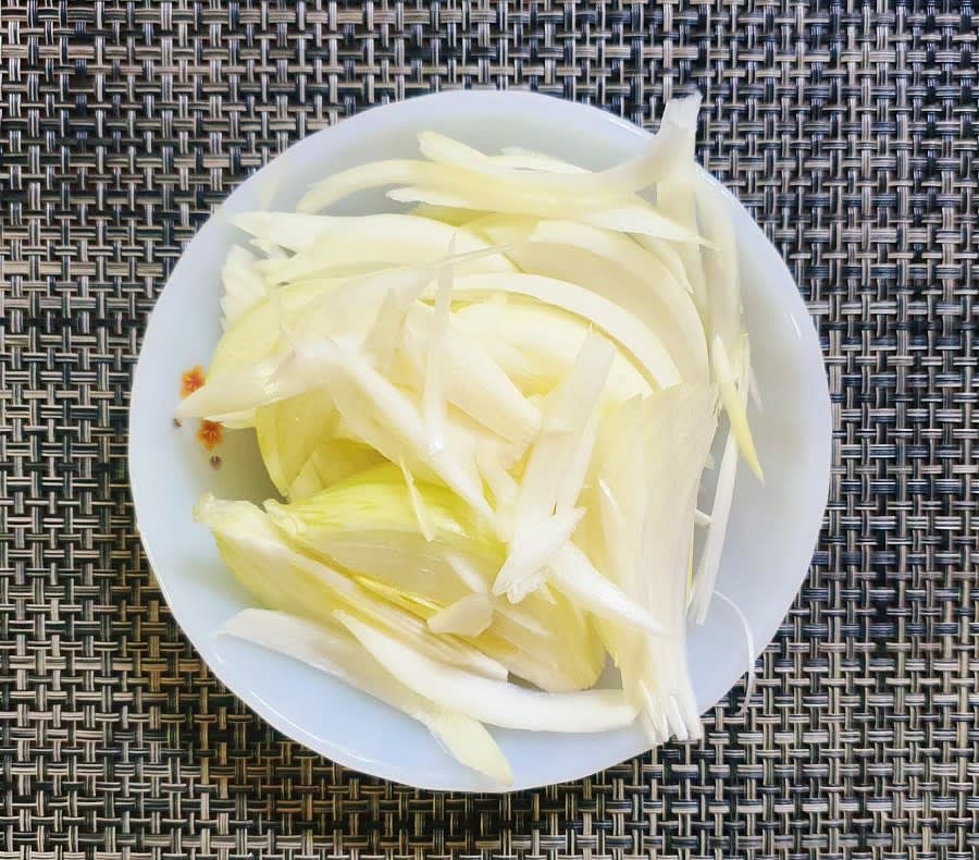 양파 1개를 잘게 채썰어 주세요.