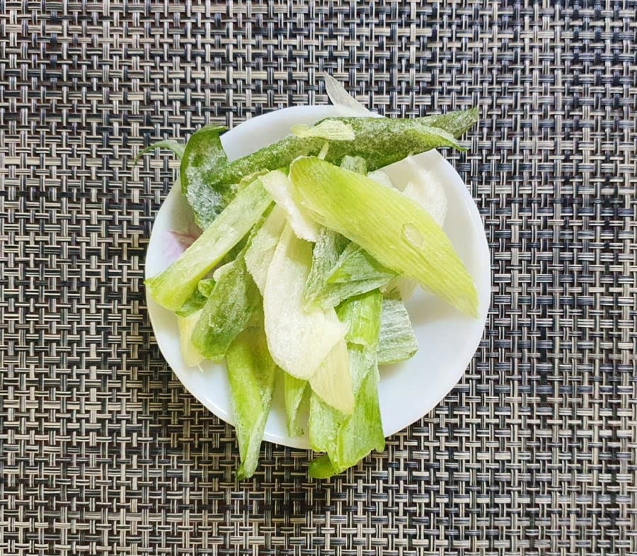 대패삼겹살에 술을 적당량 넣고 볶아줍니다. 술로 돼지고기의 잡내를 잡아줄 거예요.