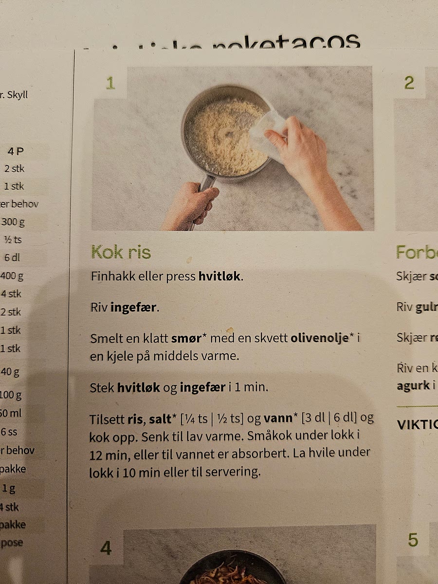 Finhakk eller press hvitløk. Smelt en klatt smør med en skvett olivenolje i en kjele på middels varme. Stek hvitløk i 1min. Tilsett ris, salt og vann og kok opp. Senk til lav varme. Småkok under lokk i 12 min, eller til vannet er absorbert. La vannet hvile under lokk i 10 min eller til servering.