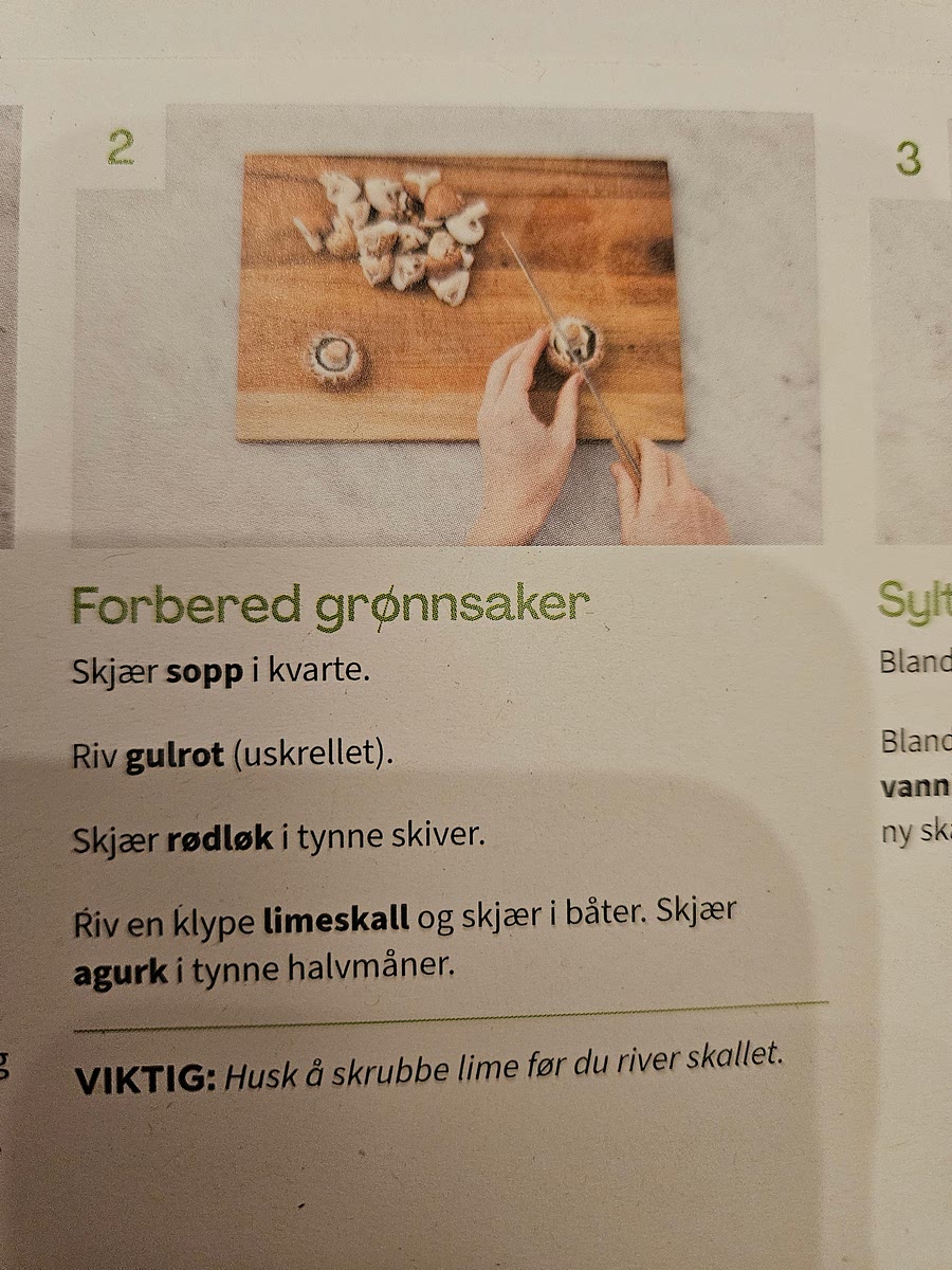 Skjær sopp i kvarte deler. Riv gulrot. Skjær rødløk i tynne skiver. Riv en klype limeskall og skjær i båter. Skjær agurk i tynne halvmåner.