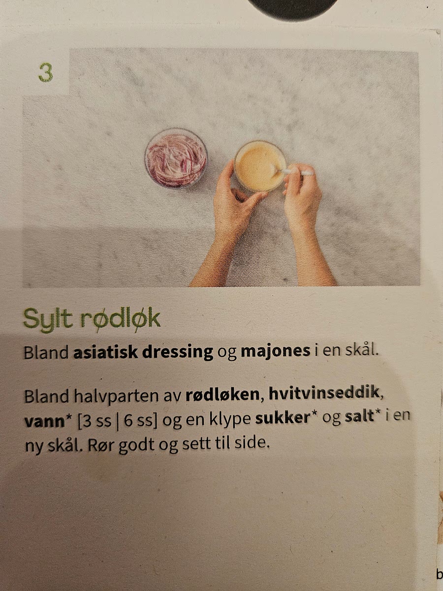 Bland asiatisk dressing og majones i en skål. Bland halvparten av rødløken, hvitvinseddik, vann (3ss) og en klype sukker og salt i en ny skål. Rør godt og sett til side.