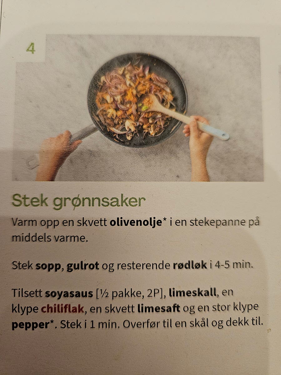 Varm opp en skvett olivenolje i en stekepanne på middels varme. Stek sopo, gulrot og resterende rødløk i 4-5 minutter. Tilsett søyasaus, limeskall, en klype chilliflak, en skvett limesaft og en stor klype pepper. Stek i 1 min. Overfør til en skål og dekk til.