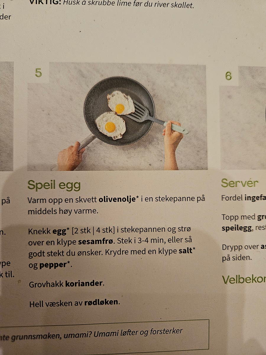 Varm opp en skvett olivenolje i en stekepanne på middels høy varme. Knekk egg (2stk) i stekepannen og strø over en klype sesamfrø. stek i 3-4 min, eller så godt stekt du ønsker. Krydre med en klype salt og pepper. Hell vesken av rødløken.