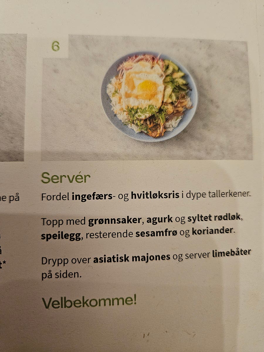 Fordel hvitløksris i dype tallerkener. Topp med grønnsaker, agurk og syltet rødløk, speilegg og resterende sesamfrø. Drypp over asiatisk majones og server limebåter på siden.