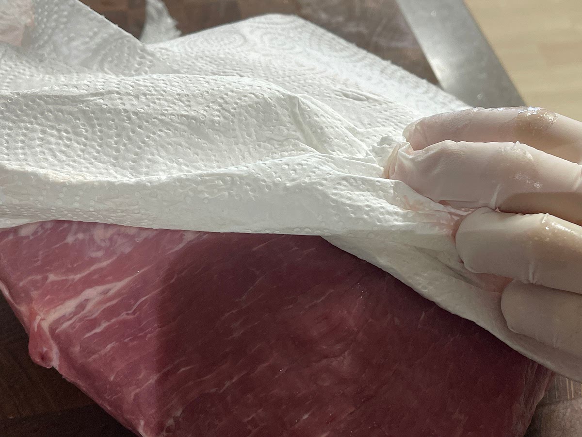 먼저 돼지목살은 팩을 벗겨 키친타올로 핏물을 닦아 주세요.