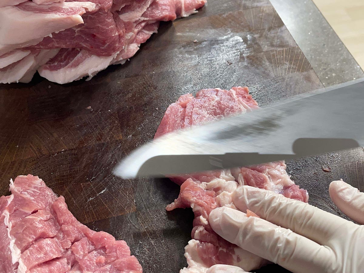 한 면은 칼을 45도 정도 눕혀 칼집을 내주고 뒷면은 칼날을 그대로 세워 일자로 칼집을 내주세요.