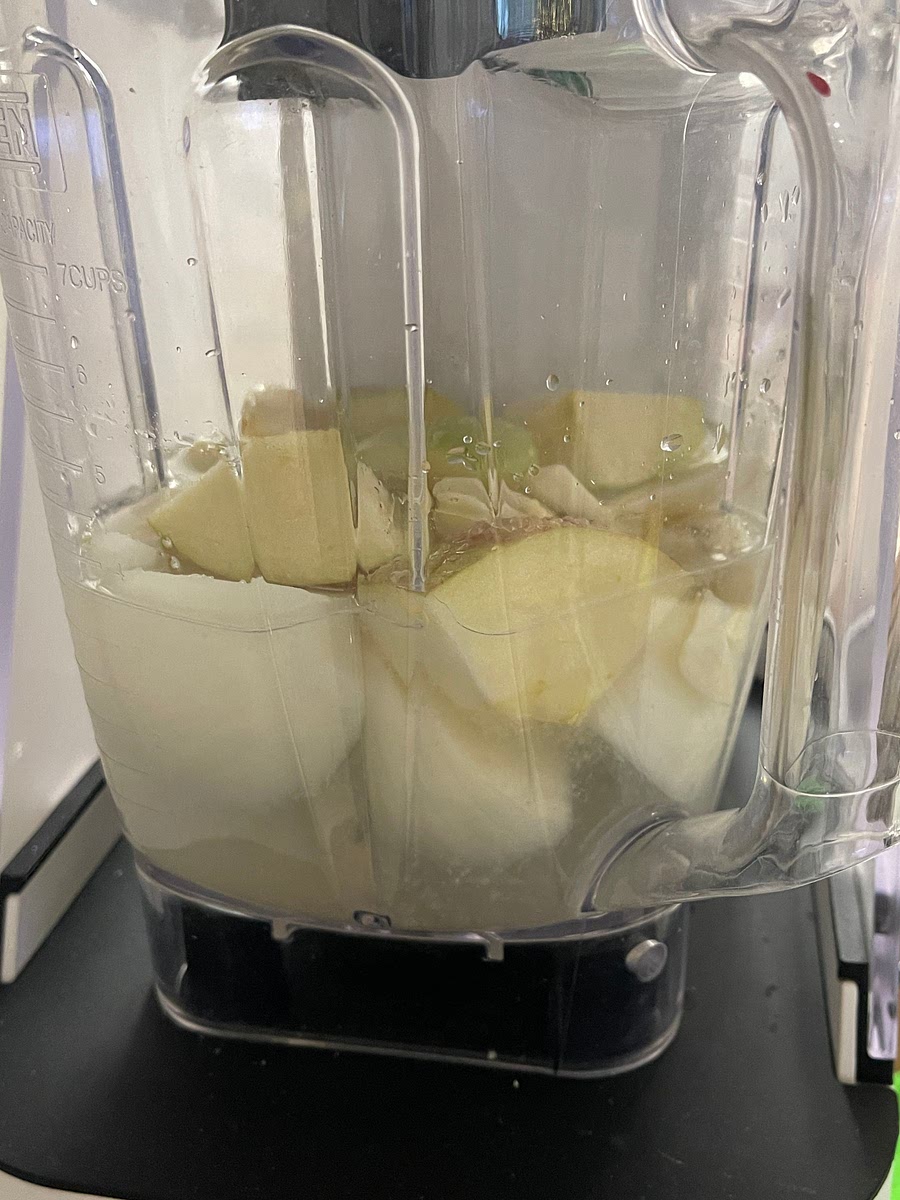 믹서기에 배음료 2캔과 양파 200g, 사과100g, 마늘 50g, 생강 1T을 넣고 곱게 갈아 줍니다.
