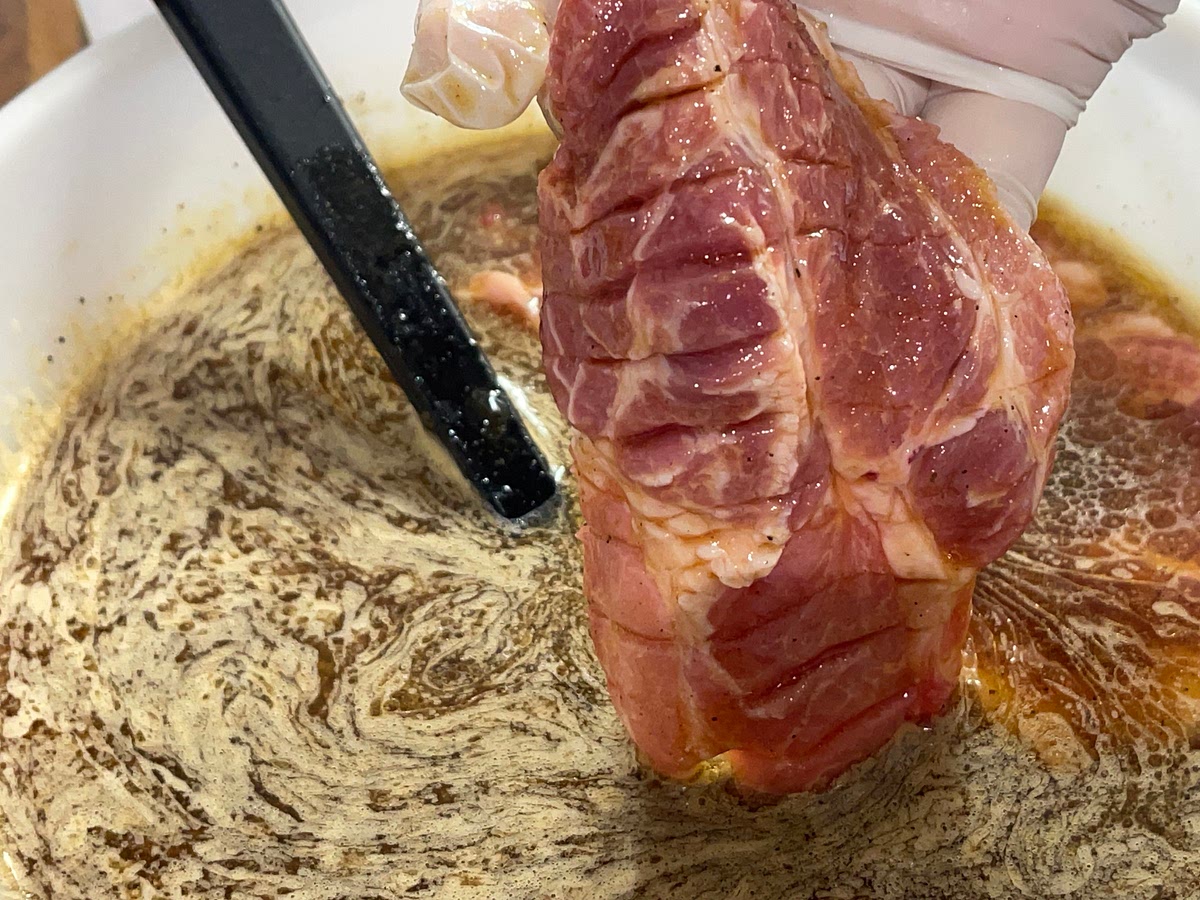 칼집 낸 목살을 양념장에 푹 담가 밀폐용기에 한 층씩 깔아 준 뒤 양념장 한 국자씩 뿌려 주고 슬라이스 한 대파를 뿌려 준 뒤 같은 순서로 반복해 양념에 재워주세요.