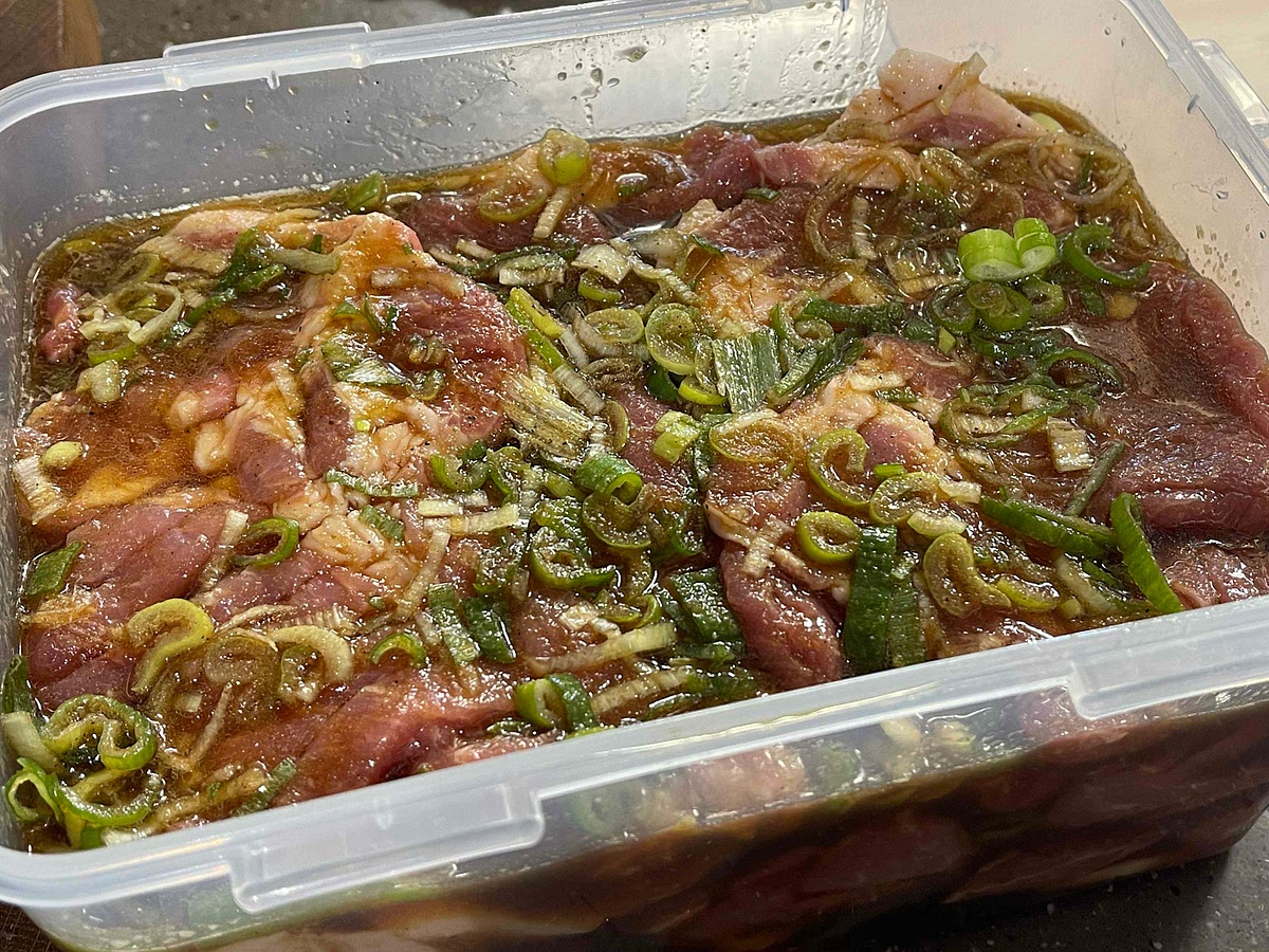 양념에 재운 돼지목살은 최소 12시간이나 반나절 뒤에 구워 먹는 게 양념이 잘 베어 더 맛있어요.