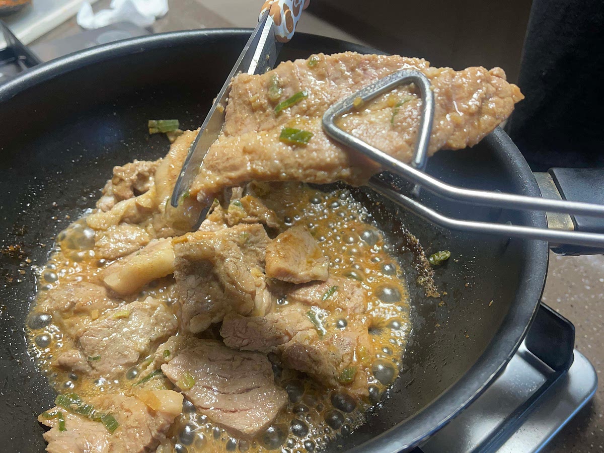 양념목살은 팬에 한 층 깔릴 정도로 올려 준 뒤 중약불에서 앞뒤로 구워 준 뒤 가위로 잘라 주세요.