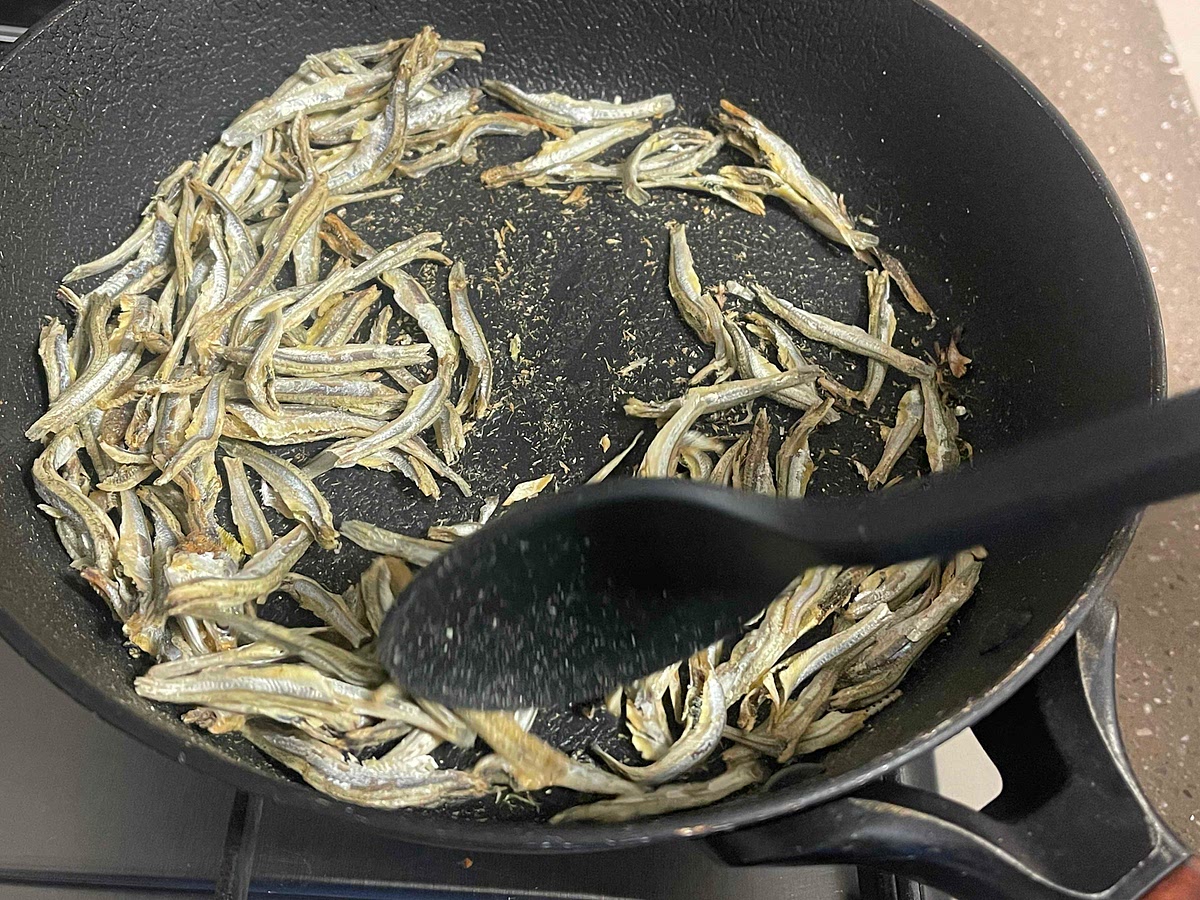 중멸치는 마른팬에 볶아서 비린내를 날려 주세요.