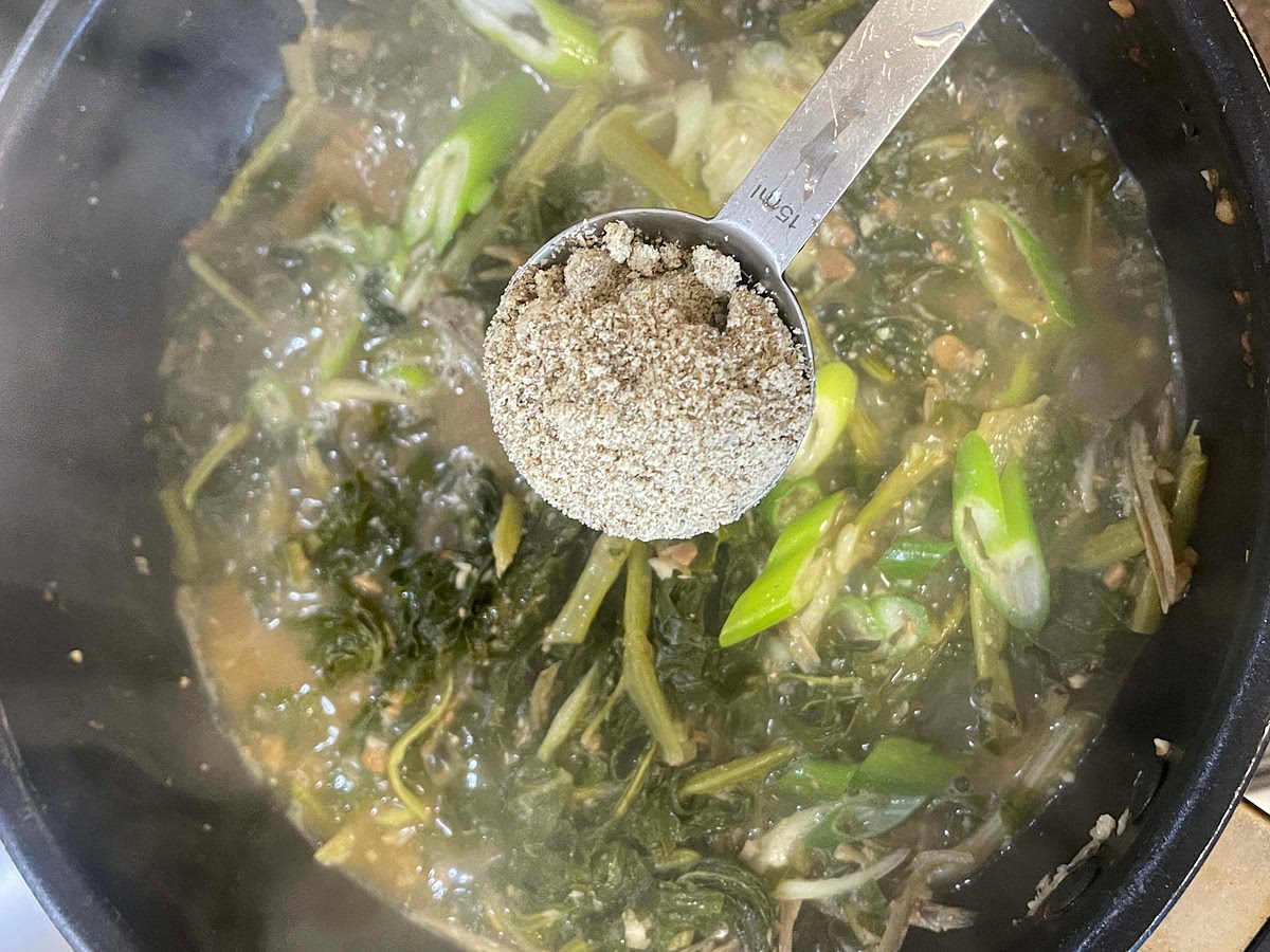 간을 보고 싱거우면 된장을 추가해 주시고 짜면 쌀뜨물이나 물을 추가해 준 뒤 슬라이스한 대파와 들깨가루2T를 넣고 대파가 숨죽으면 불을 꺼주세요.