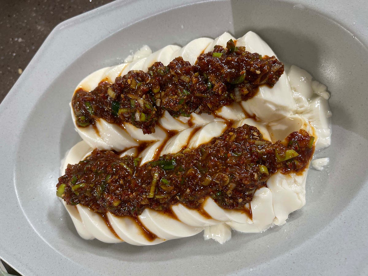 순두부는 접시에 올려 먹기 좋은 크기로 썰어 준 뒤 순두부 위에 미리 만들어 둔 양념장을 넉넉하게 올려주세요.
