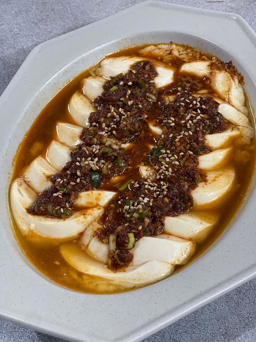 순두부에서 나온 간수와 양념장이 잘 섞여 맛있는 순두부탕이 완성되었어요.