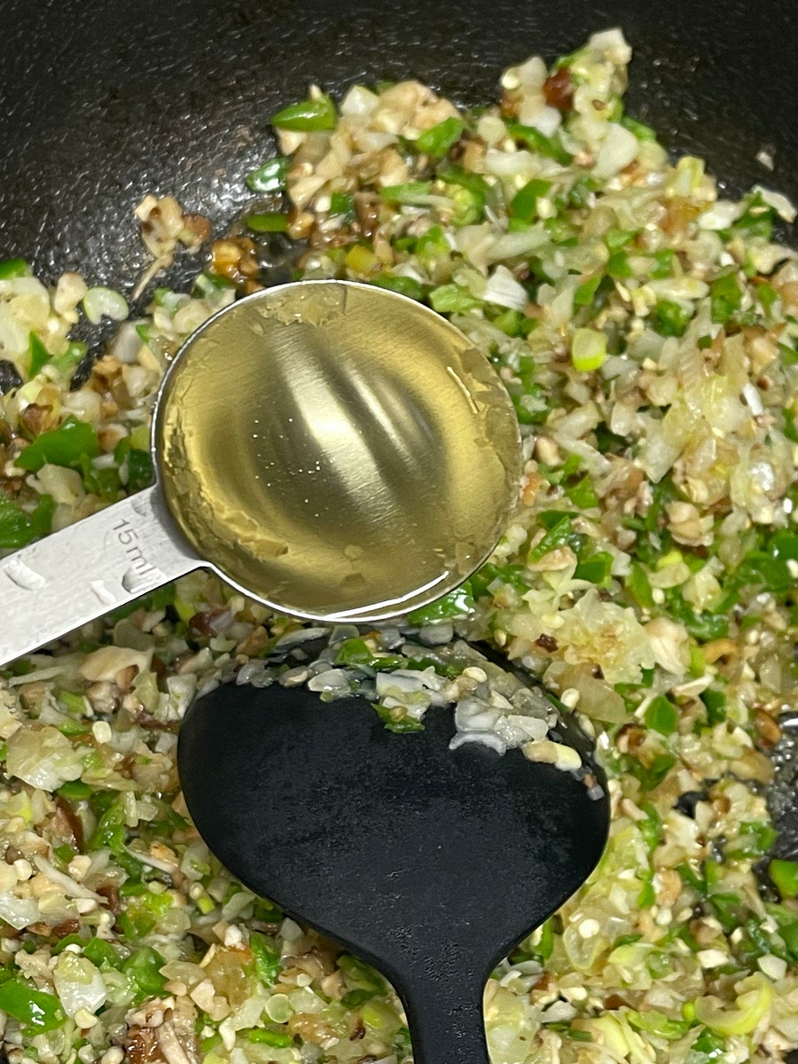 채소에서 수분이 빠져나오기 시작하면 미림2T, 까나리액젓 또는 멸치액젓 1T, 국간장 1T, 간마늘2T, 알룰로스2T을 넣고 볶아주세요.