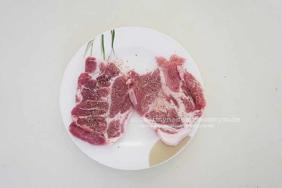 고기에 살짝 간을 해줄텐데요 전 허브맛솔트를 솔솔 뿌려주었어요. 소금과 후추를 뿌려주셔도 좋아요.