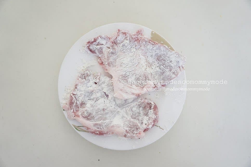 칼집을 낸 고기에 밀가루를 앞뒤로 살살 묻혀주세요