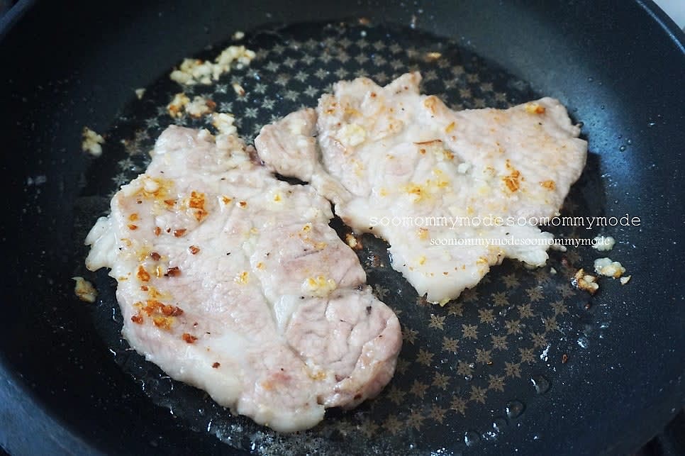 기름을 두른 후라이팬에 고기와 다진마늘을 넣고 구워주세요 중불로 노릇노릇 앞뒤로 잘 구워주세요