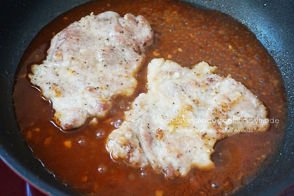 약한불로 맛있게 졸여진 스테이크소스에 아까 구워둔 고기를 넣어주세요 이때 목살스테이크 만들기 를 맛있게 하려면 숟가락으로 소스를 고기위에 계속 부어주면 양념이 잘 배인답니다