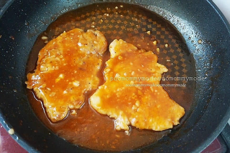 스테이크소스와 고기가 맛있게 잘 어우러진것 같다고 느껴졌을때 불을 끄면 완성