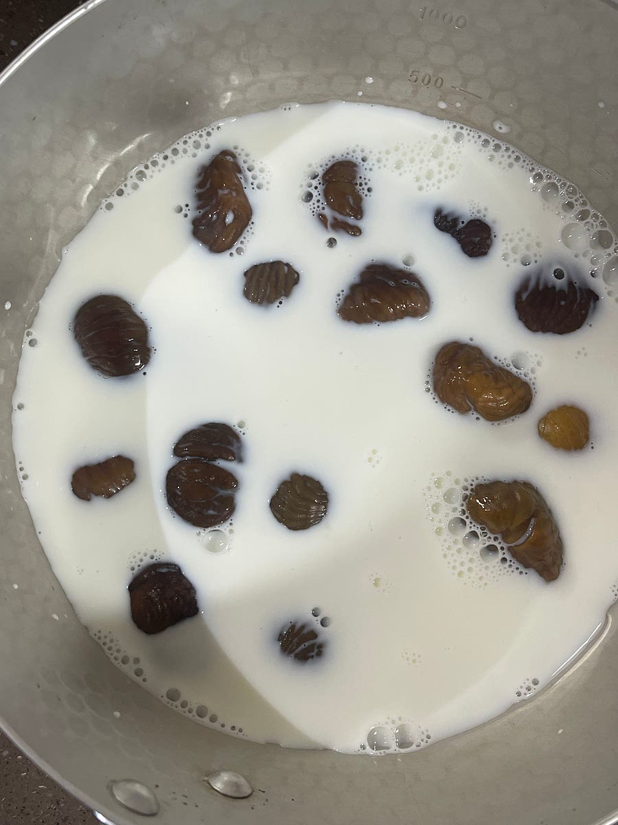 가장 먼저 맛밤 160g 중 토핑으로 사용할 60g을 제외한 100g을 우유200ml와 같이 냄비에 넣고 약한 불로 데워주세요.