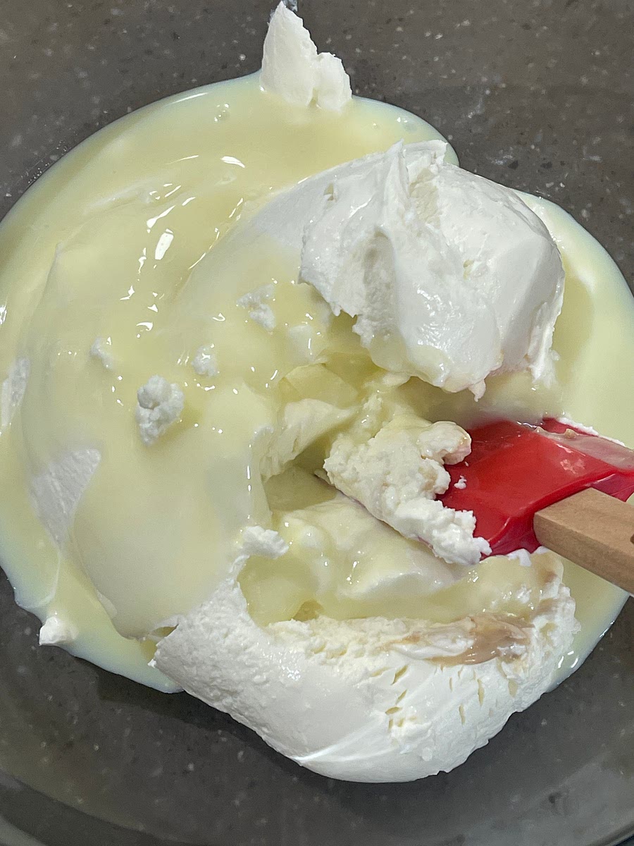 큰 볼에 마스카포네치즈 한 통을 넣고 크림의 묵직한 단맛을 내줄 연유를 넣고 주걱으로 잘 섞어 주세요.