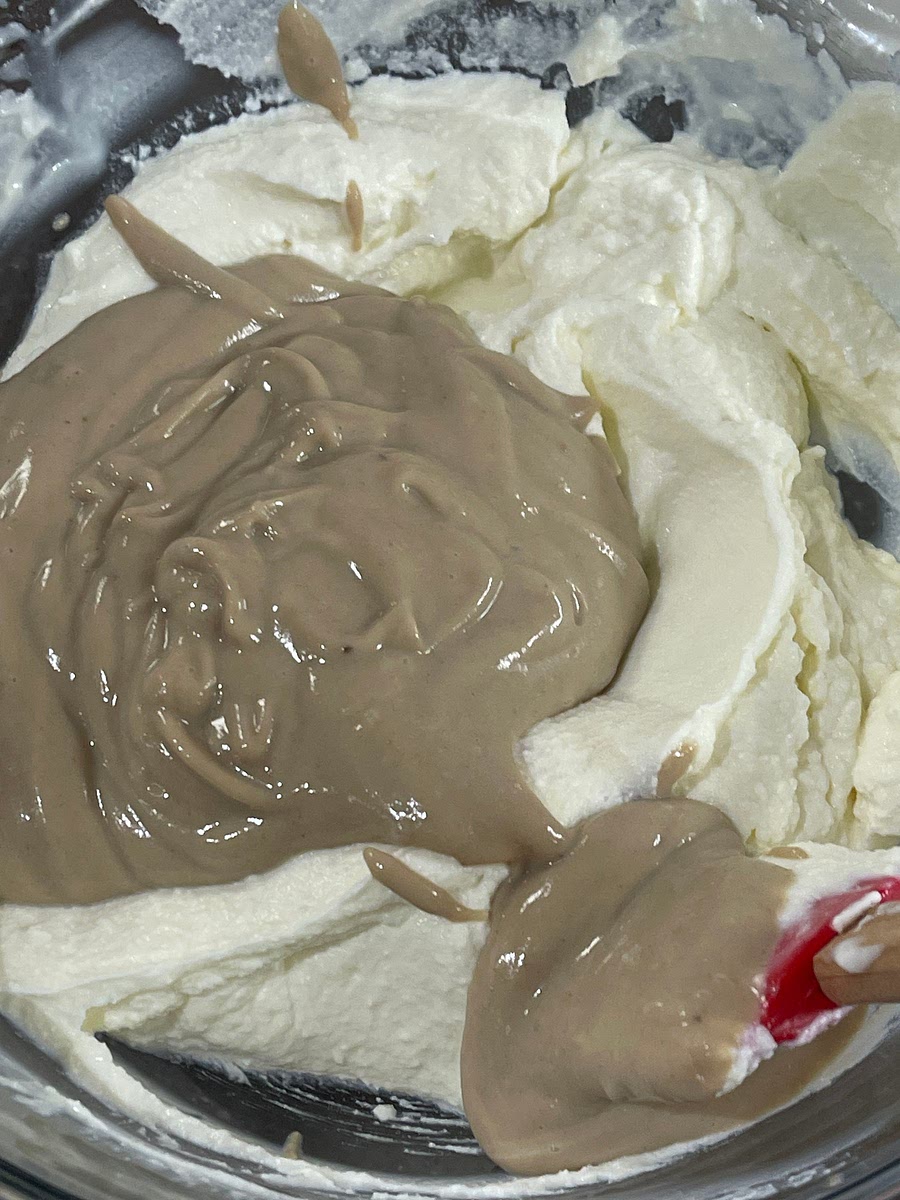 냉장고에서 충분히 식힌 맛밤퓨레와 섞어 줍니다.