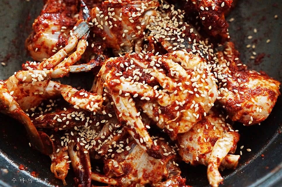 양념장을 꽃게에 골고루 잘 버무려주신후 통깨를 츄르륵 뿌려주면 완성. 양념꽃게는 이 상태로 하루나 이틀 냉장고에 넣어두었다가 숙성해서 맛있게 드세요:)
