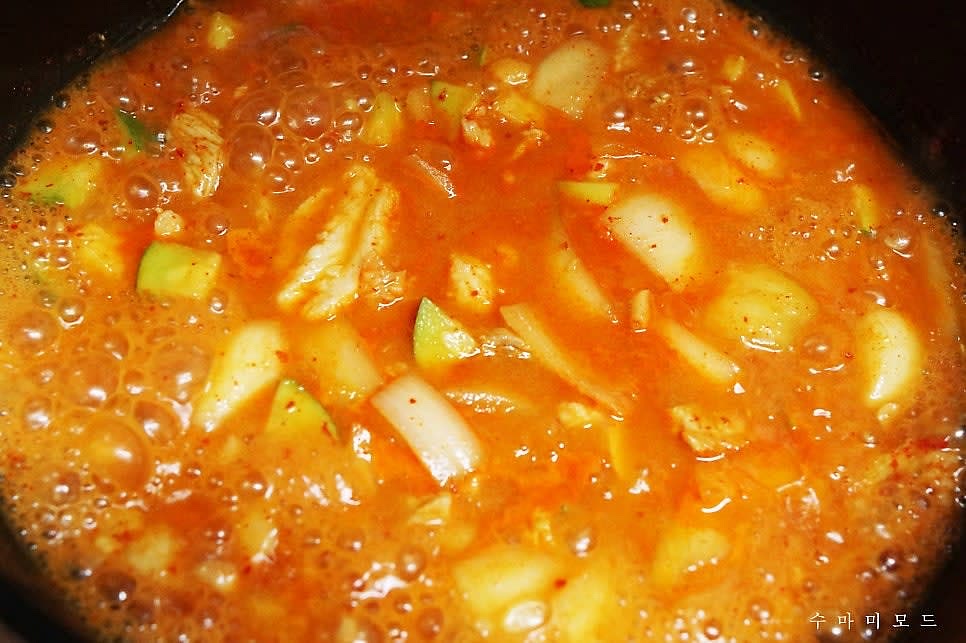 재료들이 맛있게 익을때까지 팔팔 계속 끓여주세요.