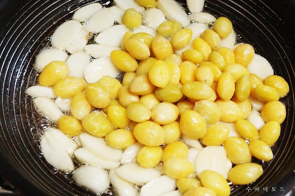 마늘이 어느정도 익어 마늘향이 솔솔 올라오기 시작하면 해동해놓은 은행 한줌을 넣고 볶아주세요.