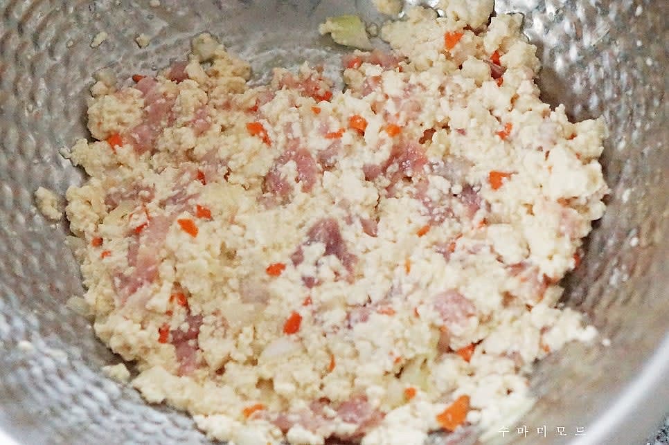 부침가루 한스푼을 넣고 반죽을 골고루 잘 버무려주다가 치댄후 동글동글 모양을 잡아주세요.
