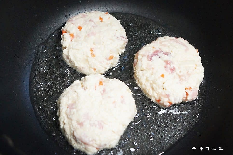 식용유를 적당히 두르고 동글동글 모양을 잡아둔 반죽들을 넣고 구워주세요.