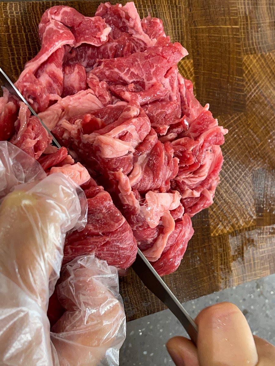 핏물을 닦아 낸 불고기용 소고기는 먹기 좋은 크기로 썰어 불고기 양념장에 담가 주세요.