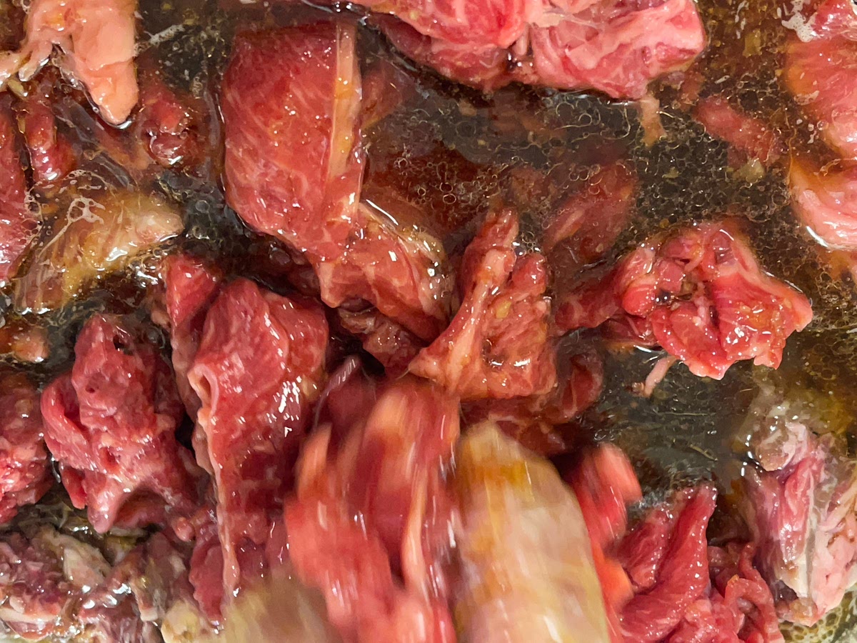 덩어리진 소고기 사이사이에 양념이 잘 스며들 수 있도록 장갑 낀 손으로 잘 펼쳐 양념에 버무려주세요.
