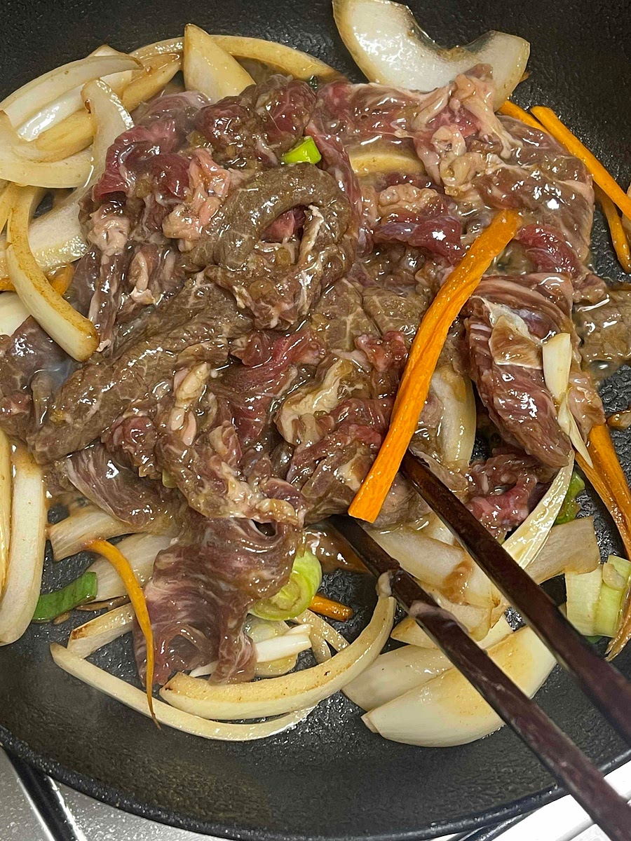 소불고기 양념장이 전체적으로 끓기 시작하면 썰어 둔 버섯을 넣고 버섯이 익으면 불을 끄고 참기름을 살짝 둘러 마무리해주세요.