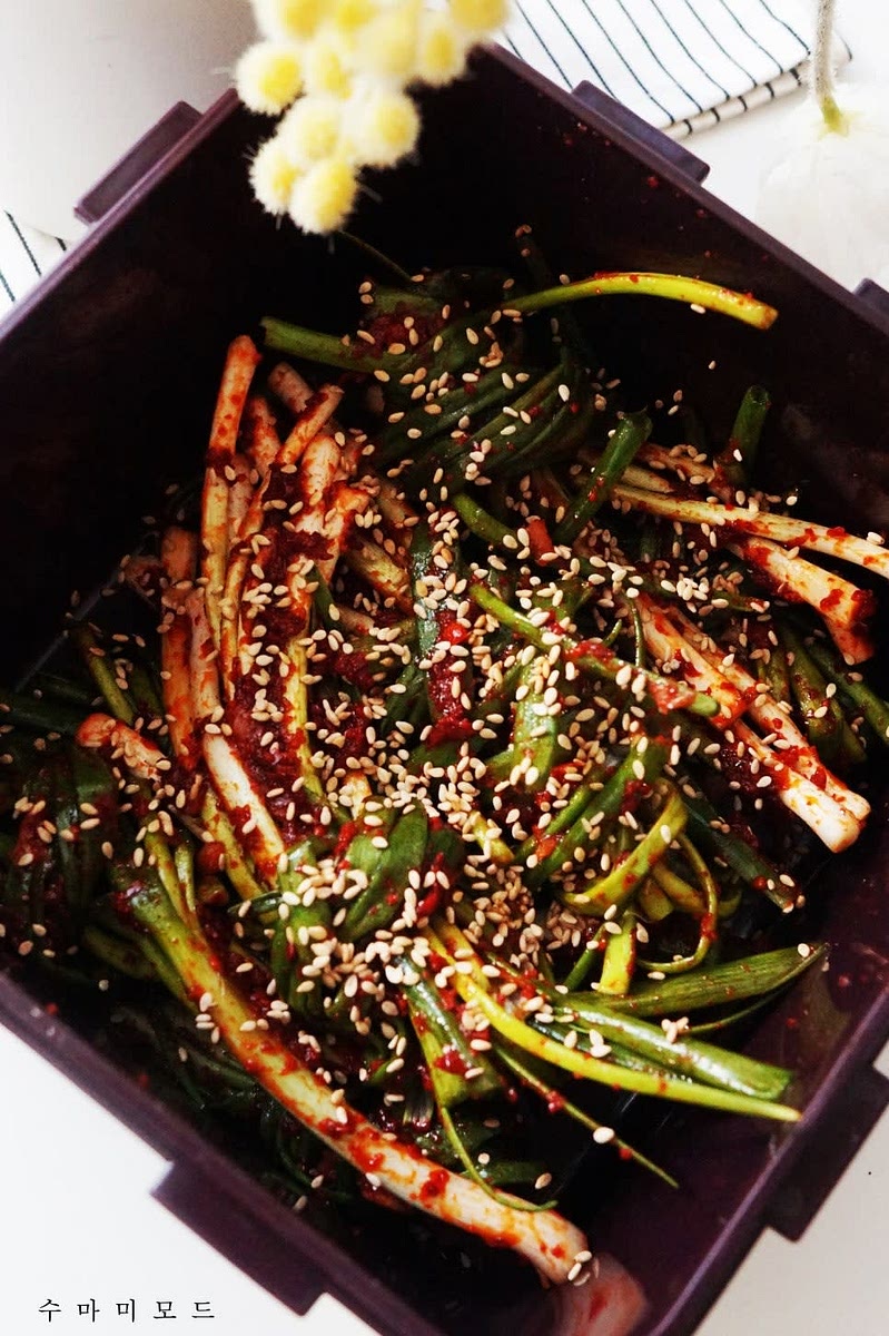 통깨를 츄르륵 맛있게 뿌린 파김치는 요대로 상온에서 반나절 정도 보관하다가 김치냉장고에 두고 맛있게 숙성해서 먹으면 마지막 하나까지 남김없이 쓰윽 비우게 되는 인기만점 파김치 레시피 라죠.