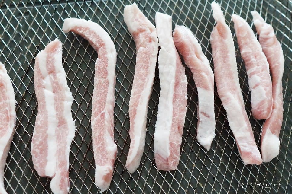 냉장 항정살은 에어프라이어망에 드실만큼 적당한 양을 올려주세요.