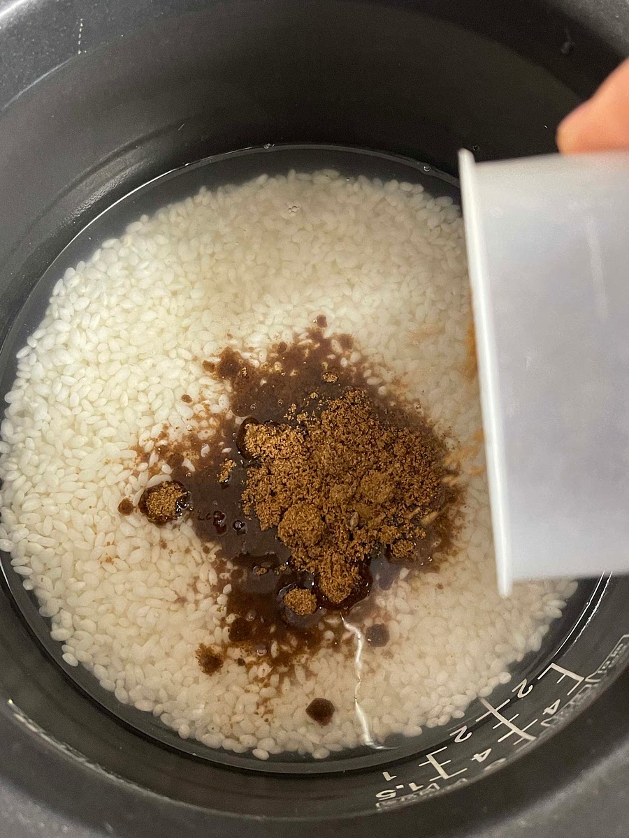 불린 찹쌀은 물을 버리지 않고 흑설탕 또는 마스코바도 1/2컵, 흰설탕1T, 소금1tsp을 넣고 설탕과 소금이 녹을 수 있도록 잘 섞어 주세요.