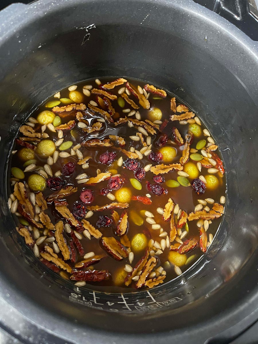 그 위로 해바라기씨20g, 호박씨20g, 크랜베리20g, 은행10-15알, 대추슬라이스25g을 넣고 섞어 준 뒤 전기밥솥에 넣고 백미 취사 버튼을 눌러 주세요.