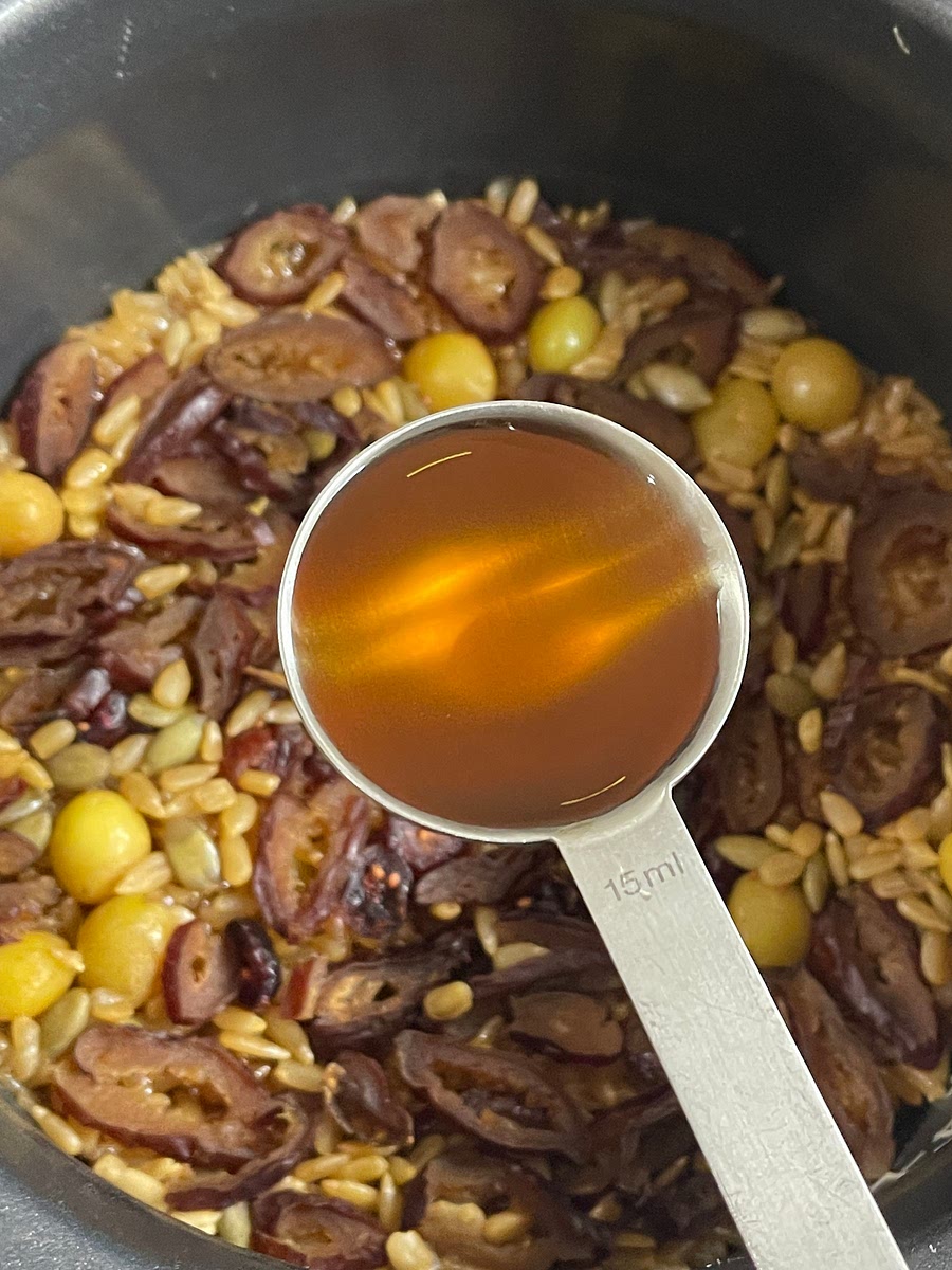 취사가 끝난 약밥은 참기름 1T를 뿌려 주걱으로 잘 섞어 주세요.