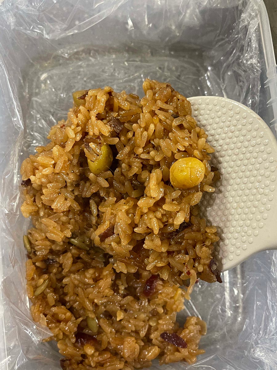 밥알이 식기 전에 넓은 쟁반이나 틀에 랩을 한 겹 씌워 준 뒤 참기름을 얇게 발라 약밥을 엎어서 고르게 펼쳐 주세요.