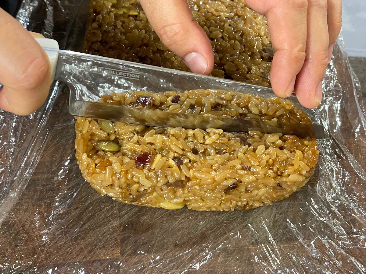 랩을 덮어 한 김 식혀 먹기 좋은 크기로 썰어 마무리해 주세요.