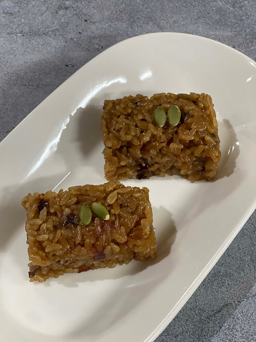 한 조각씩 랩을 씌워 준 뒤 완전히 식기 전에 냉동실에 얼려 주시면 먹고 싶을 때마다 한 조각씩 꺼내 해동시켜주세요.