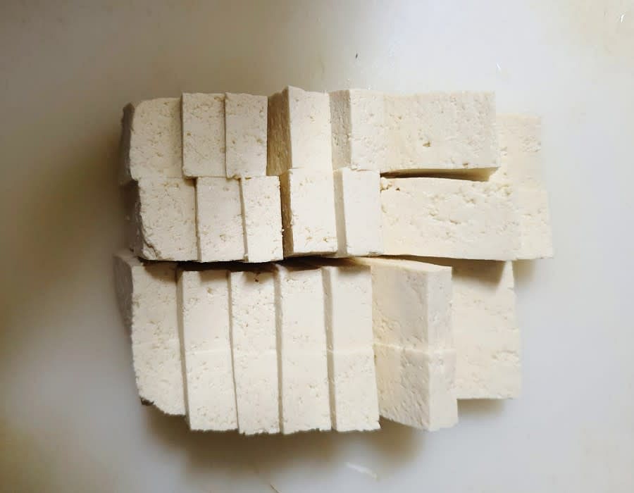 두부를 도톰하게 먹기 좋은 크기로 잘라주세요. 두부는 구우면 수분이 빠져 크기가 줄기 때문에 생각한것보다 조금 크게 잘라줘야 합니다.