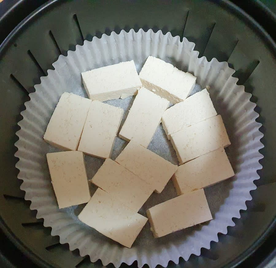 에어프라이어에 종이호일을 깔고 두부를 촘촘하게 넣어주세요.