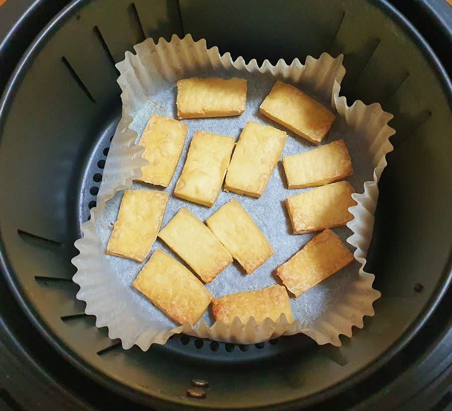에어프라이어 180도에 20분간 구워줍니다. 20분 뒤에 열어보면 두부가 노릇노릇 구워진걸 볼 수 있어요. 두부 아랫면도 굽기 위해 전부 뒤집어 줍니다. 그리고 다시 180도에서 15분간 구워줍니다.